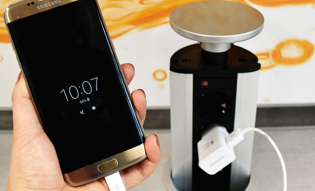 Smartphone laden Smartphone über die Steckdose laden