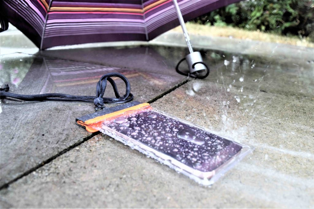 Auch Regenwetter halten die wasserdichten Schutzhüllen stand. Auch Regenwetter halten die wasserdichten Schutzhüllen stand.